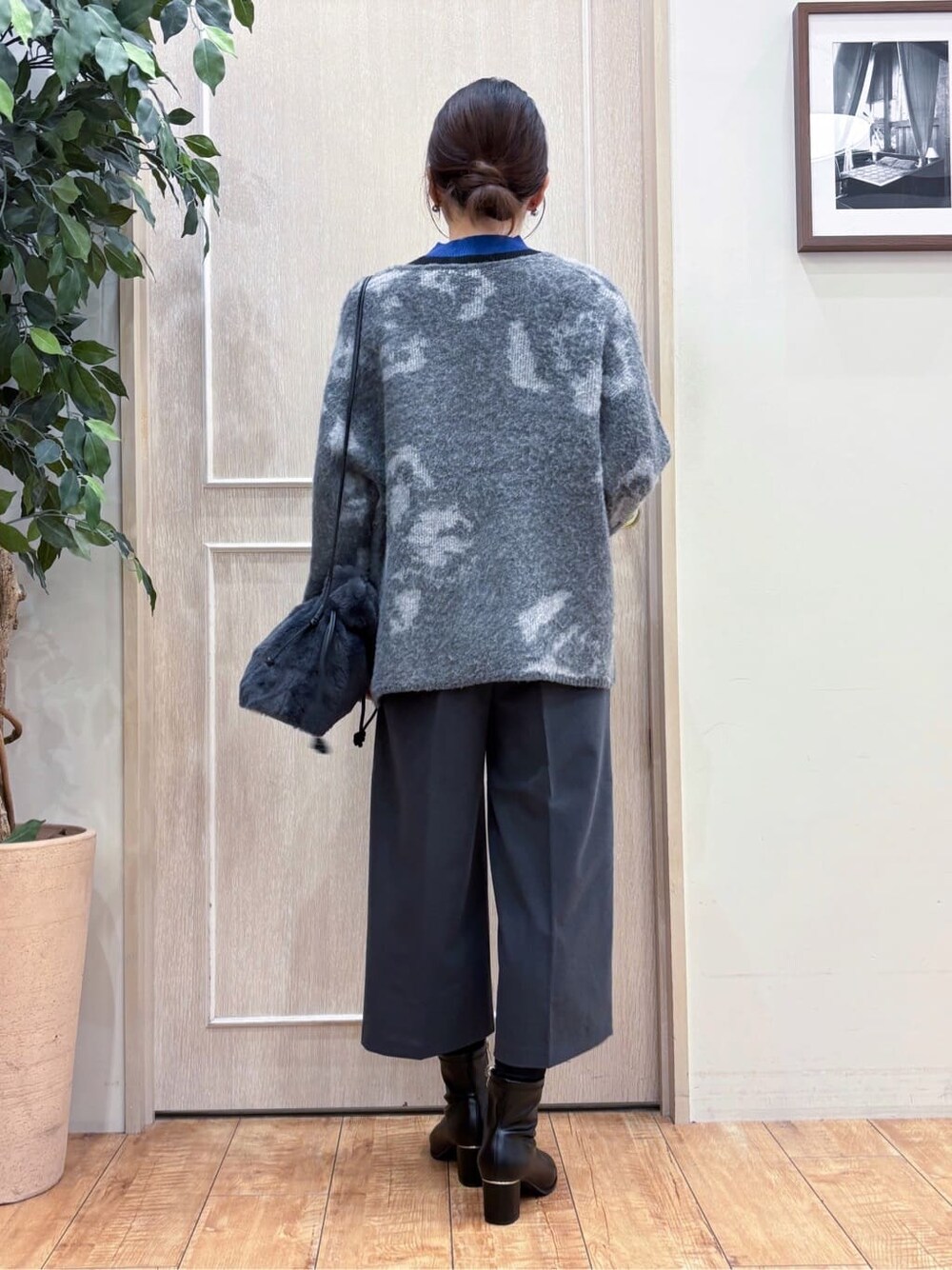 グレー系のカーディガン/ボレロ、ブルー系のニット/セーター、グレー系のその他パンツを着用したレディースの秋コーディネートの3枚目の写真