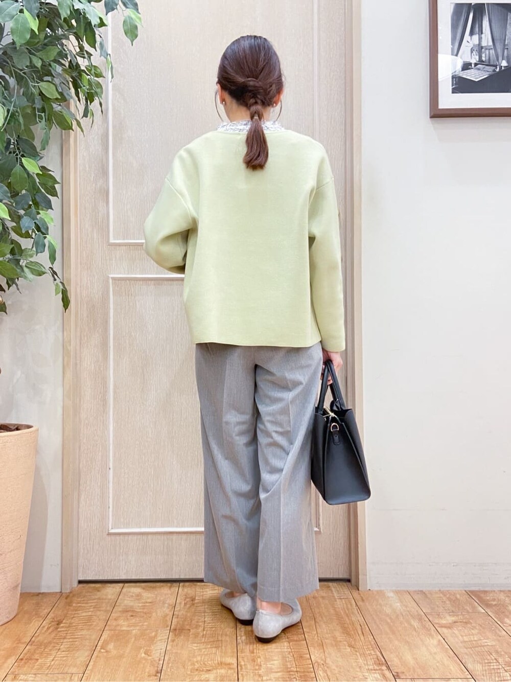 イエロー系のカーディガン/ボレロ、ベージュ系のシャツ/ブラウス、グレー系のその他パンツを着用したレディースの春コーディネートの3枚目の写真