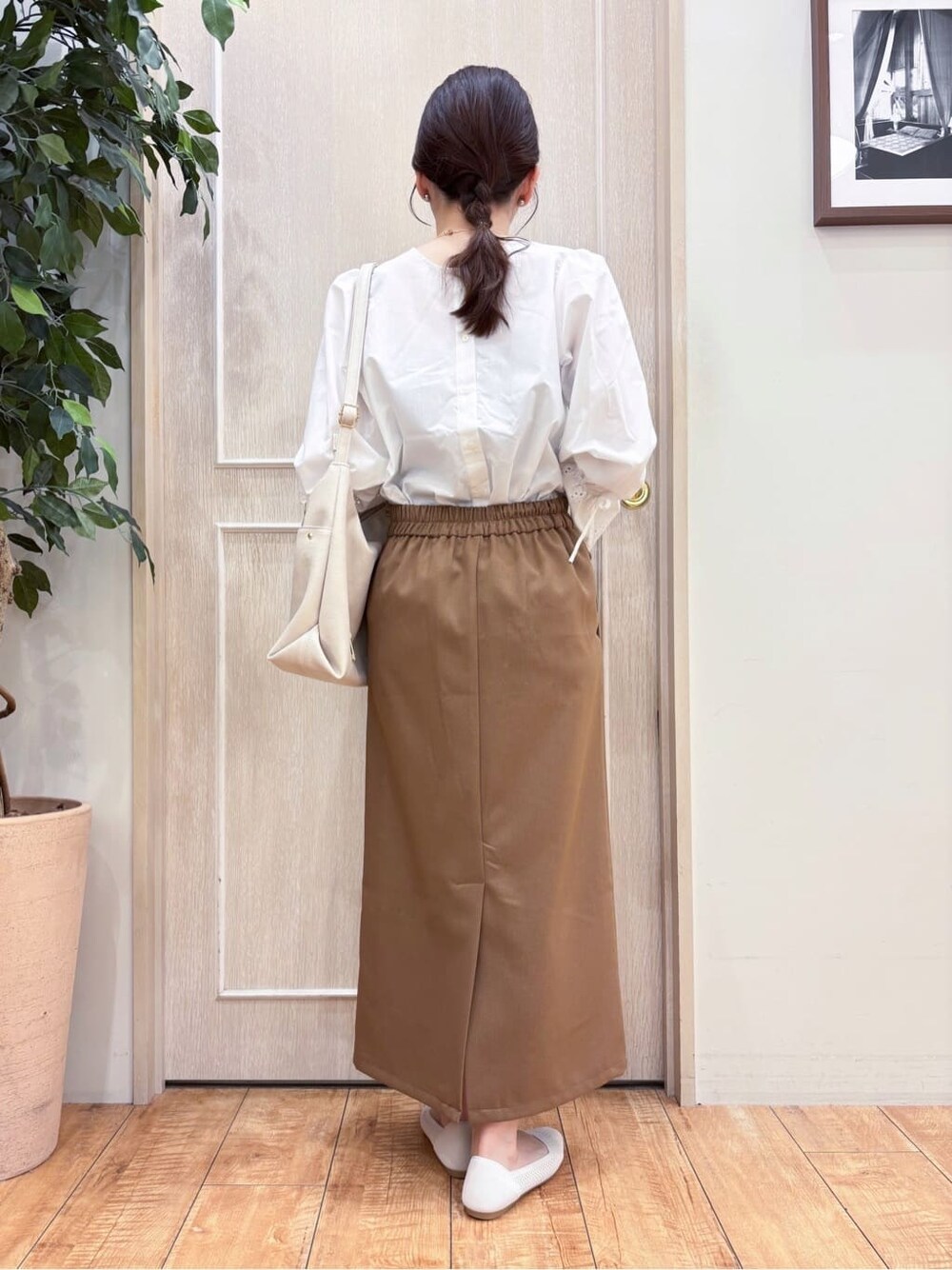 ホワイト系のシャツ/ブラウス、ブラウン系のスカート、ホワイト系のパンプスを着用したレディースの春コーディネートの4枚目の写真