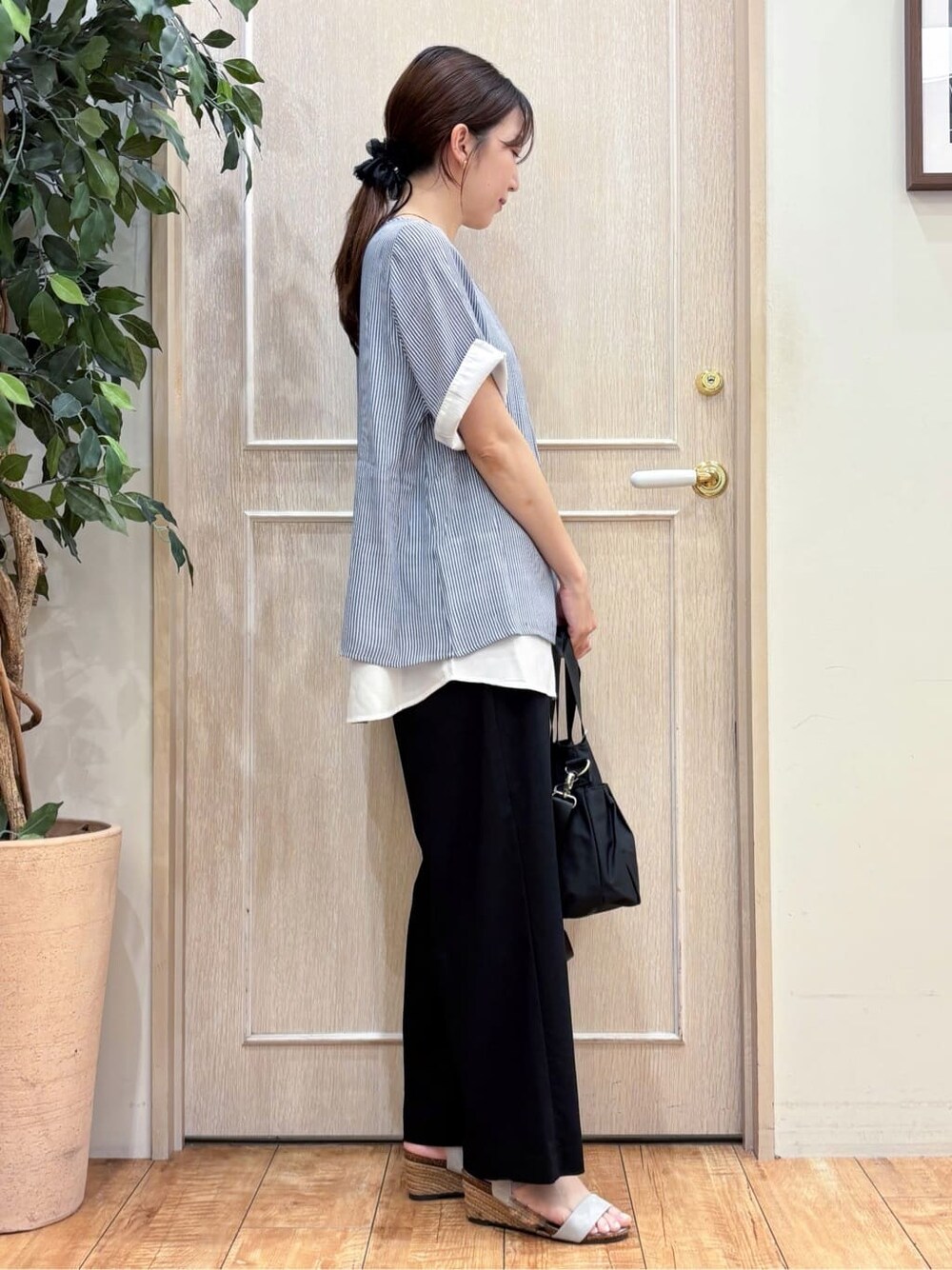 ブルー系のTシャツ/カットソー、ブラック系のその他パンツ、シルバー系のサンダルを着用したレディースの夏コーディネートの3枚目の写真