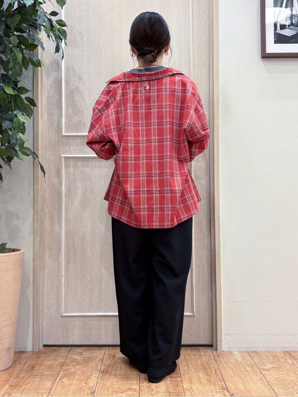 レッド系のシャツ/ブラウス、ブラック系のサロペット/オーバーオール、グレー系のTシャツ/カットソーを着用したレディースの秋コーディネートの3枚目の写真