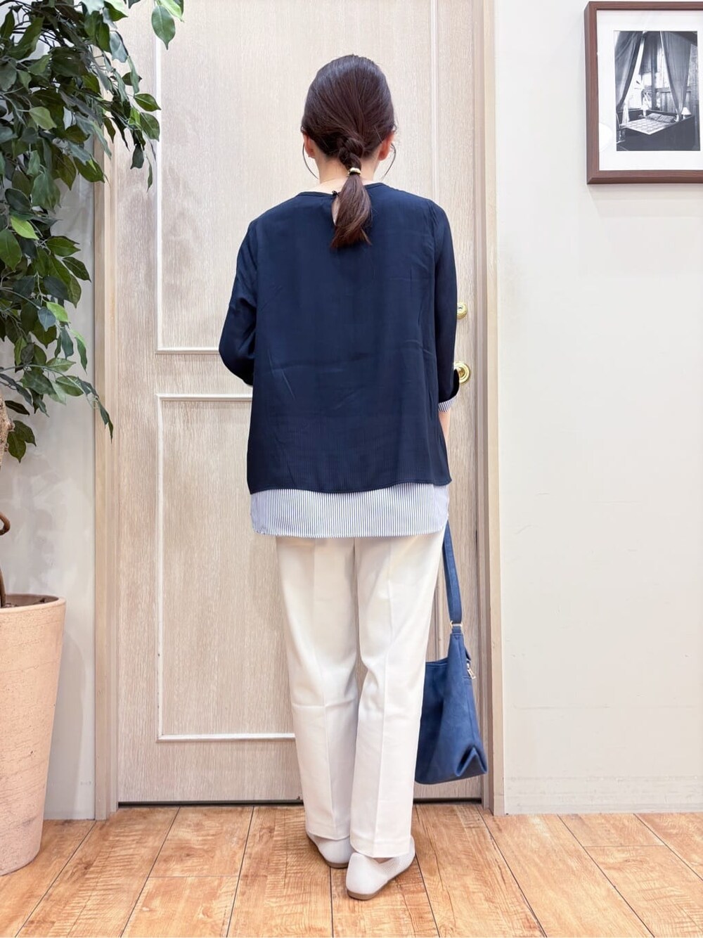 ブルー系のTシャツ/カットソー、ホワイト系のその他パンツ、ブルー系のショルダーバッグを着用したレディースの春コーディネートの3枚目の写真