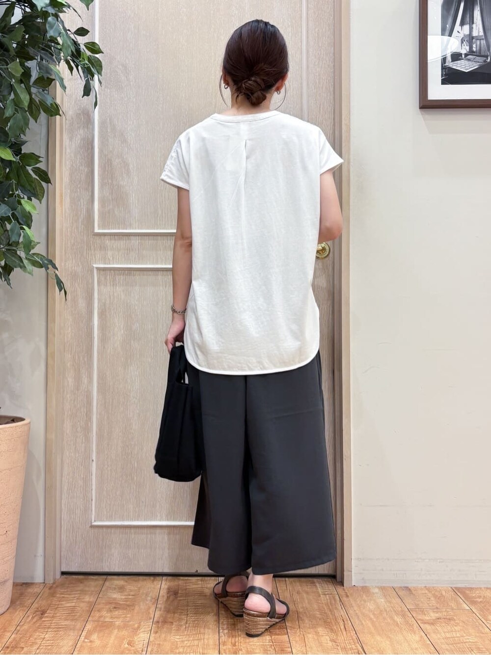 ホワイト系のTシャツ/カットソー、グレー系のその他パンツ、その他のサンダルを着用したレディースの夏コーディネートの4枚目の写真