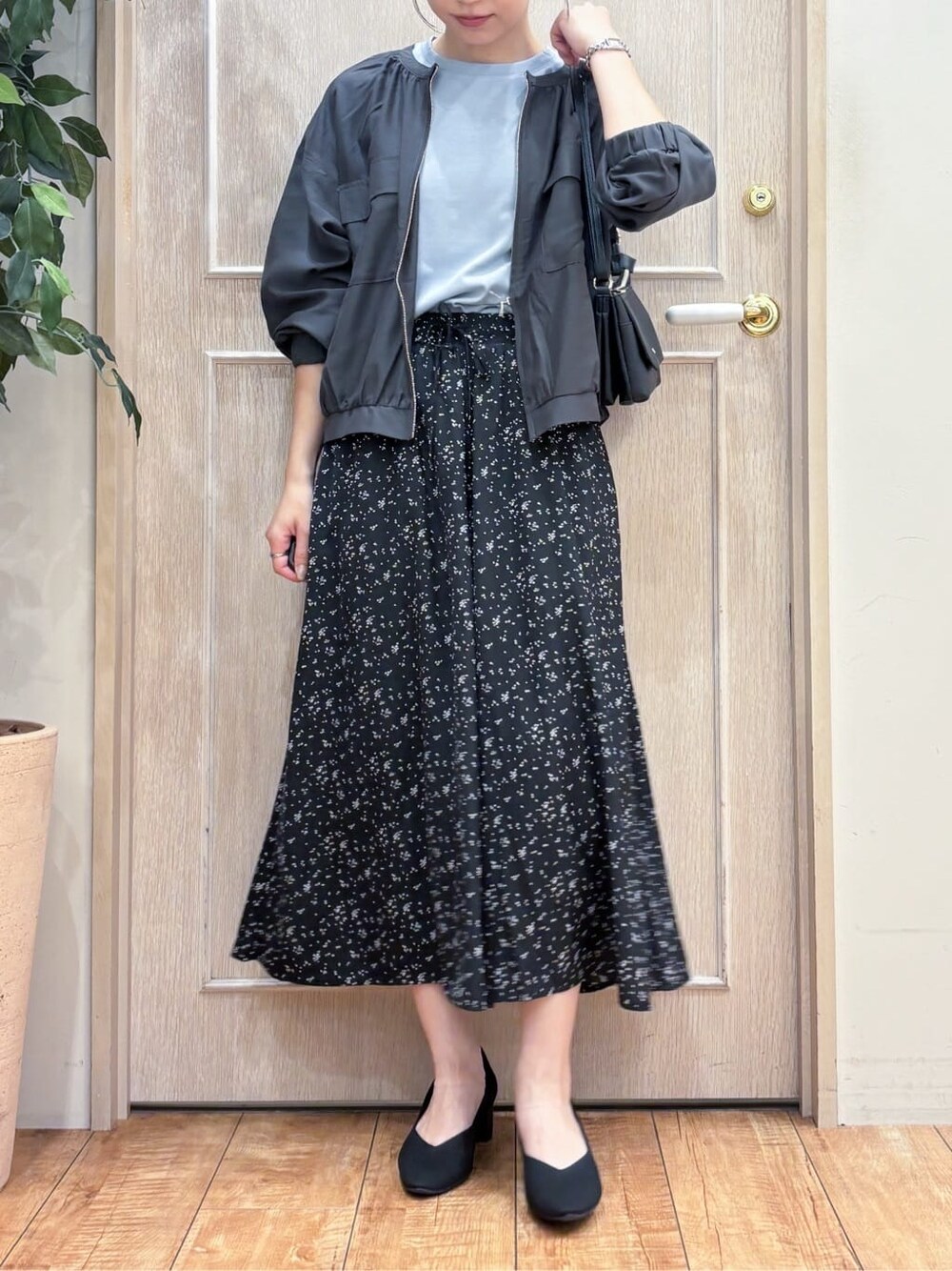 グレー系のブルゾン、ブルー系のTシャツ/カットソー、ブラック系のその他パンツを着用したレディースの秋コーディネートの6枚目の写真