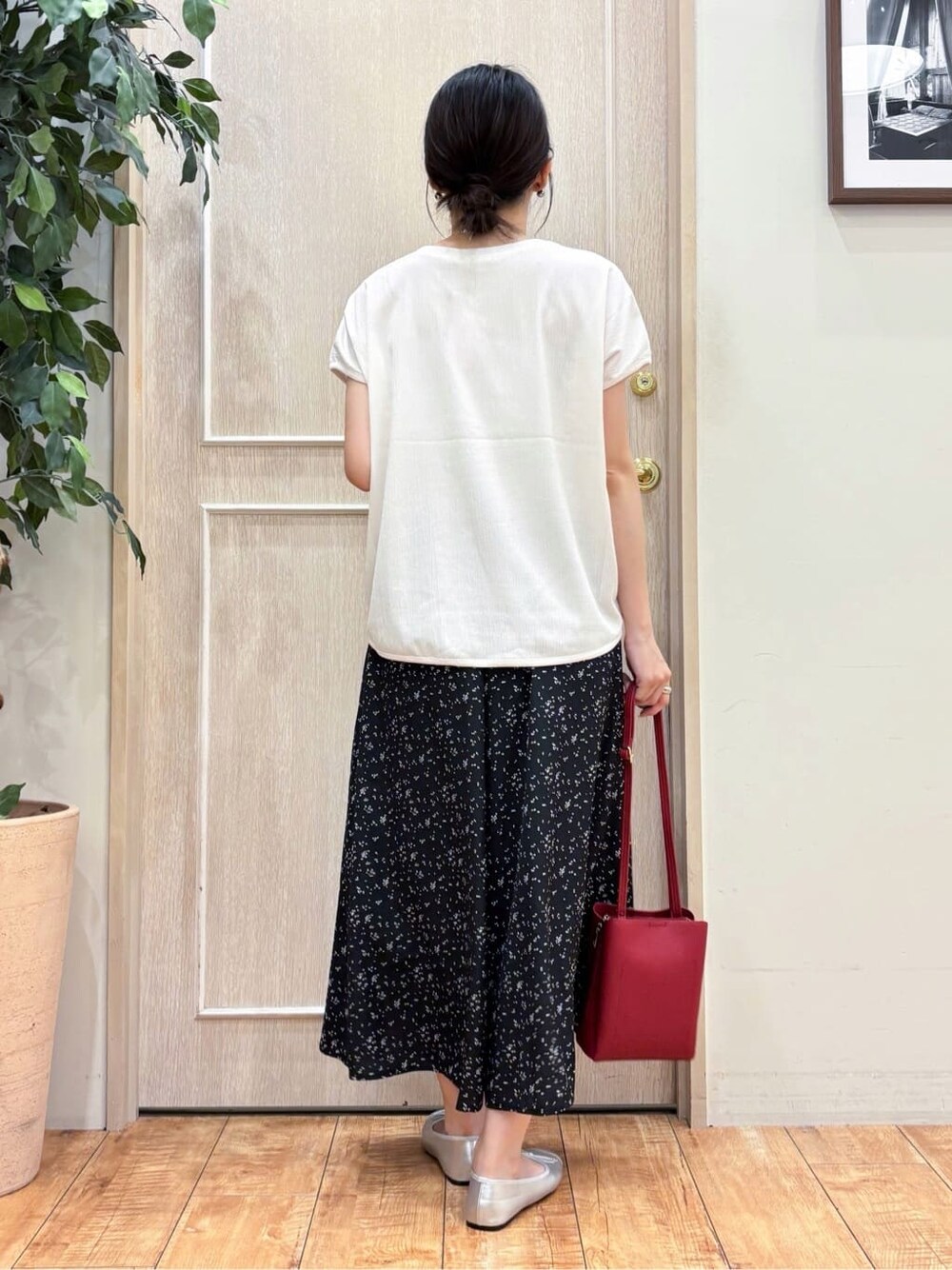 ホワイト系のTシャツ/カットソー、ブラック系のその他パンツ、シルバー系のその他シューズを着用したレディースの夏コーディネートの4枚目の写真