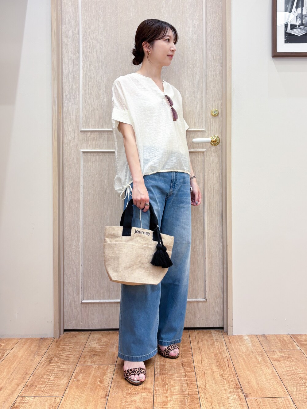 ホワイト系のシャツ/ブラウス、ブルー系のその他パンツ、ブラウン系のサンダルを着用したレディースの夏コーディネートの2枚目の写真