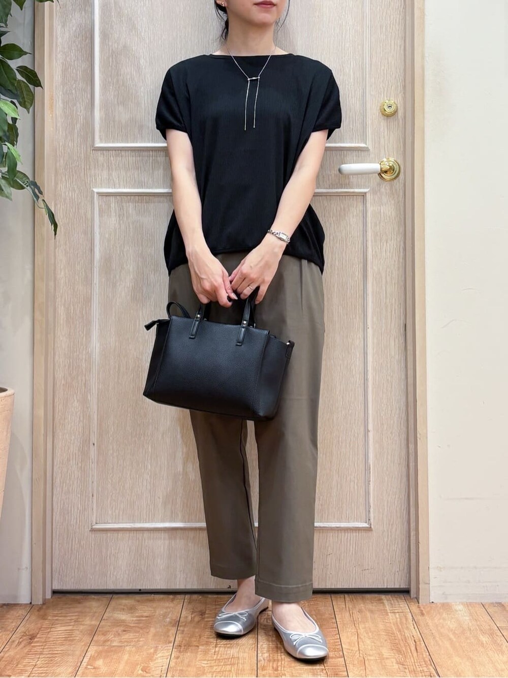ブラック系のTシャツ/カットソー、グリーン系のその他パンツ、シルバー系のその他シューズを着用したレディースの夏コーディネートの4枚目の写真
