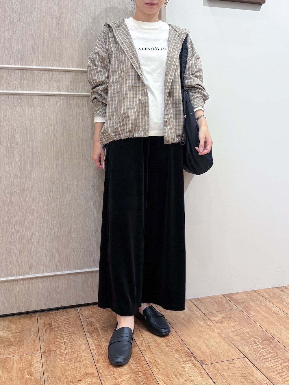 ベージュ系のシャツ/ブラウス、ホワイト系のTシャツ/カットソー、ブラック系のその他パンツを着用したレディースの秋コーディネートの5枚目の写真