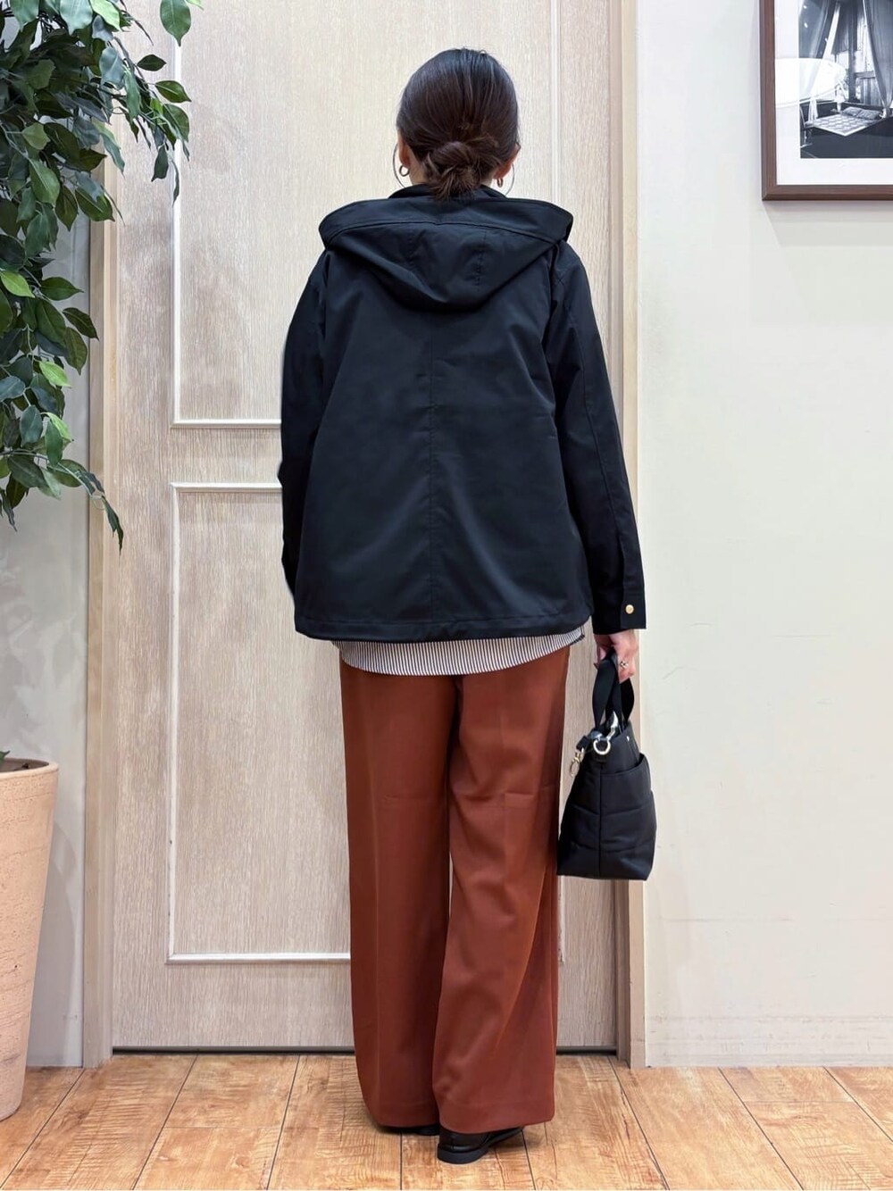 ブラック系のブルゾン、ベージュ系のニット/セーター、レッド系のその他パンツを着用したレディースの秋コーディネートの4枚目の写真