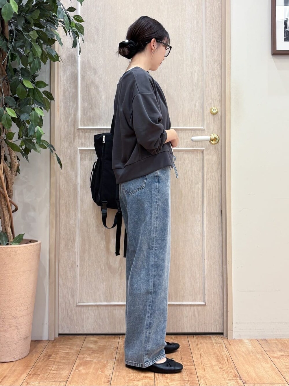 グレー系のカーディガン/ボレロ、ホワイト系のTシャツ/カットソー、ブルー系のデニムパンツを着用したレディースの秋コーディネートの2枚目の写真