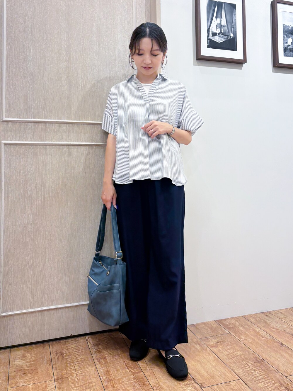 ホワイト系のその他トップス、ブルー系のその他パンツ、ブラック系のその他シューズを着用したレディースの秋コーディネートの2枚目の写真