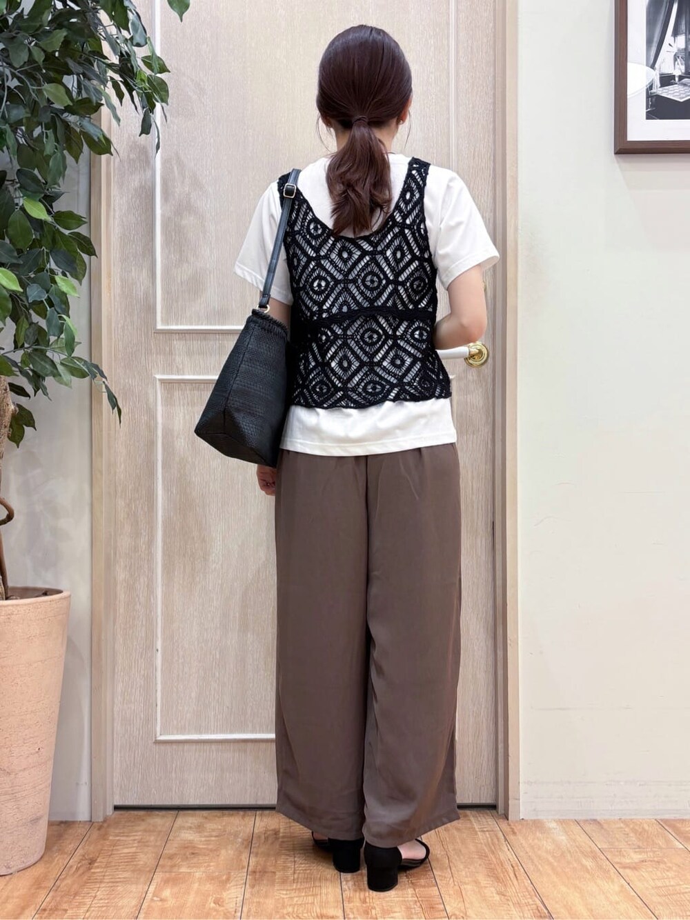 ブラック系のその他トップス、ブラウン系のその他パンツ、ブラック系のサンダルを着用したレディースの夏コーディネートの3枚目の写真