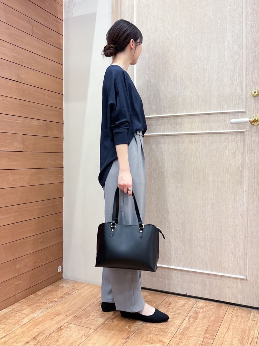 ブルー系のシャツ/ブラウス、グレー系のその他パンツ、ブラック系のパンプスを着用したレディースの春コーディネートの3枚目の写真