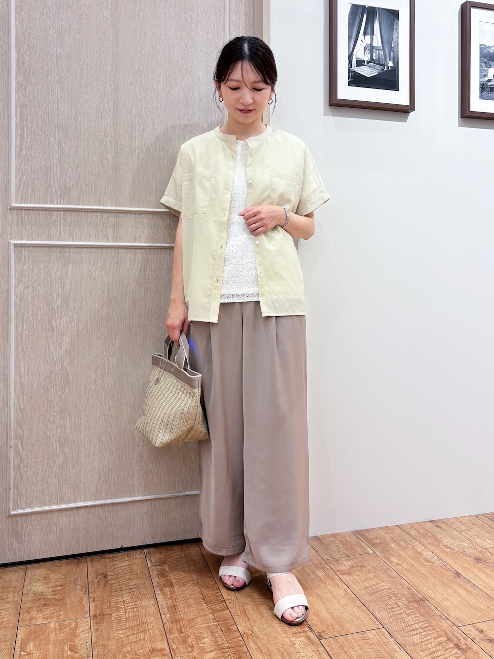 イエロー系のシャツ/ブラウス、ホワイト系のTシャツ/カットソー、ブラウン系のその他パンツを着用したレディースの夏コーディネートの2枚目の写真