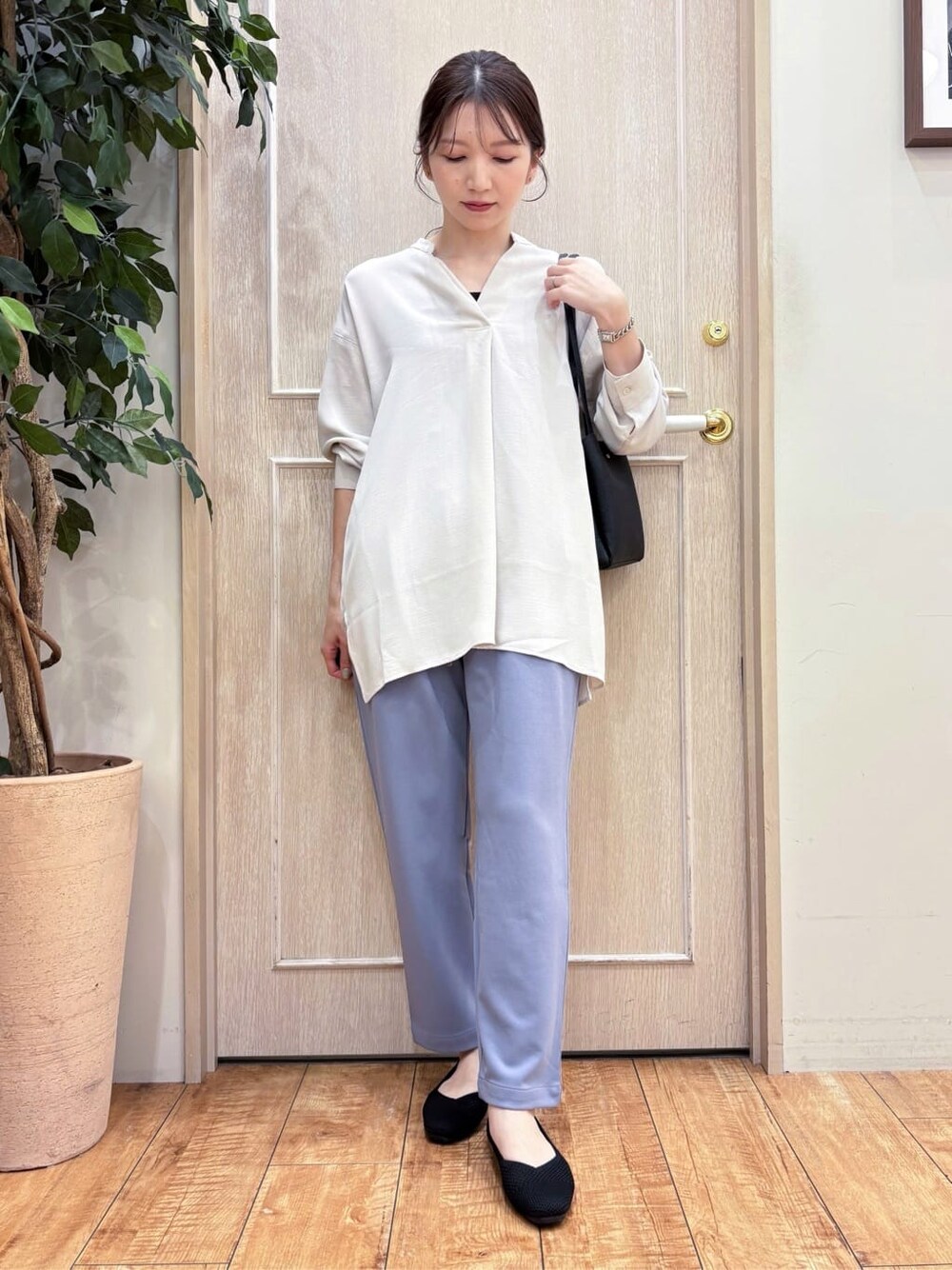 ベージュ系のチュニック、ブルー系のその他パンツ、ブラック系のパンプスを着用したレディースの春コーディネートの2枚目の写真