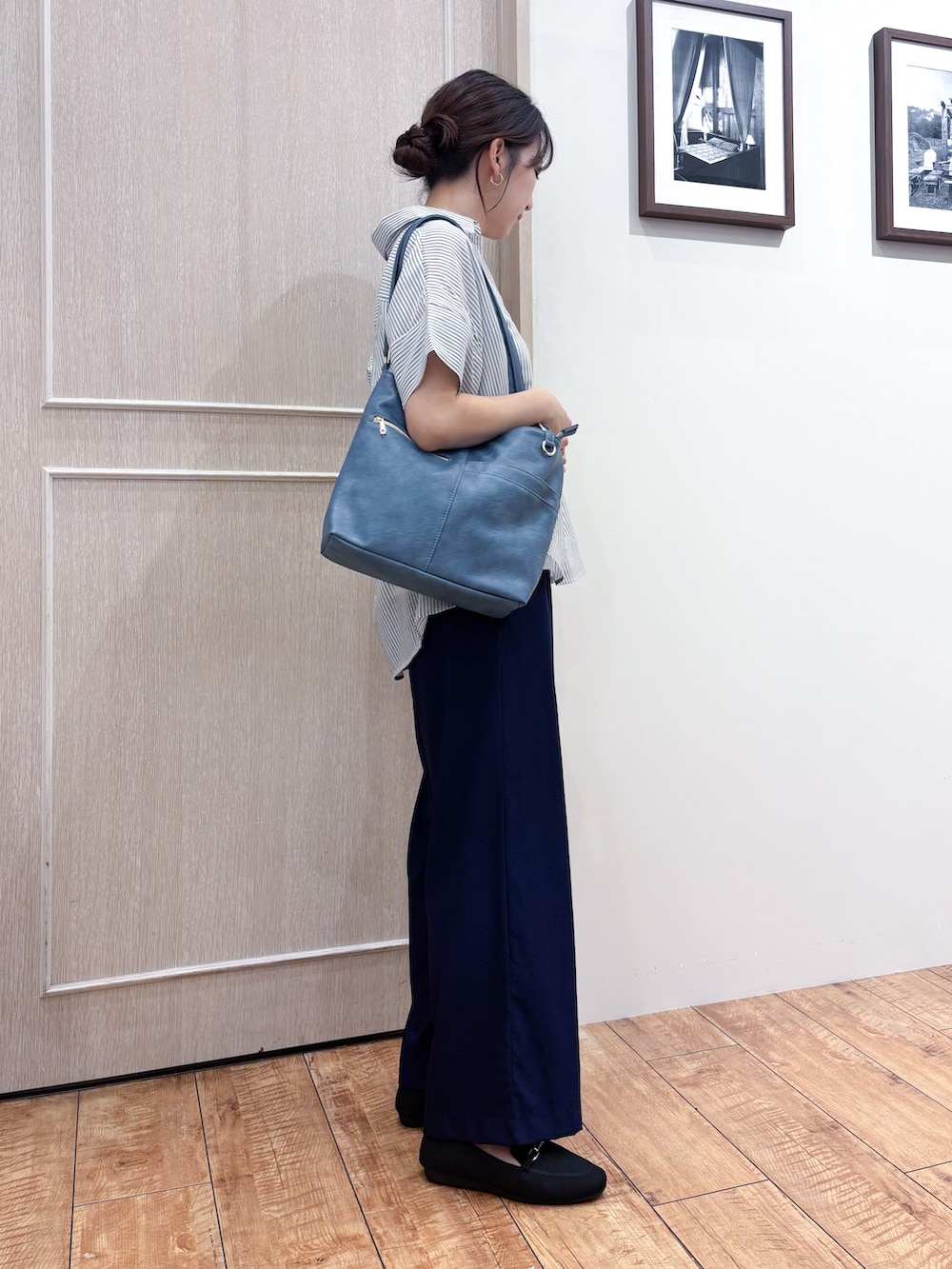 ホワイト系のその他トップス、ブルー系のその他パンツ、ブラック系のその他シューズを着用したレディースの秋コーディネートの3枚目の写真