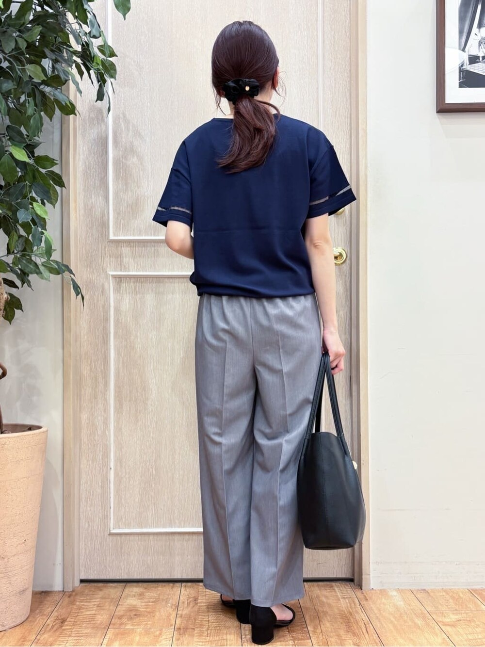 ブルー系のニット/セーター、グレー系のその他パンツ、ブラック系のサンダルを着用したレディースの春コーディネートの3枚目の写真