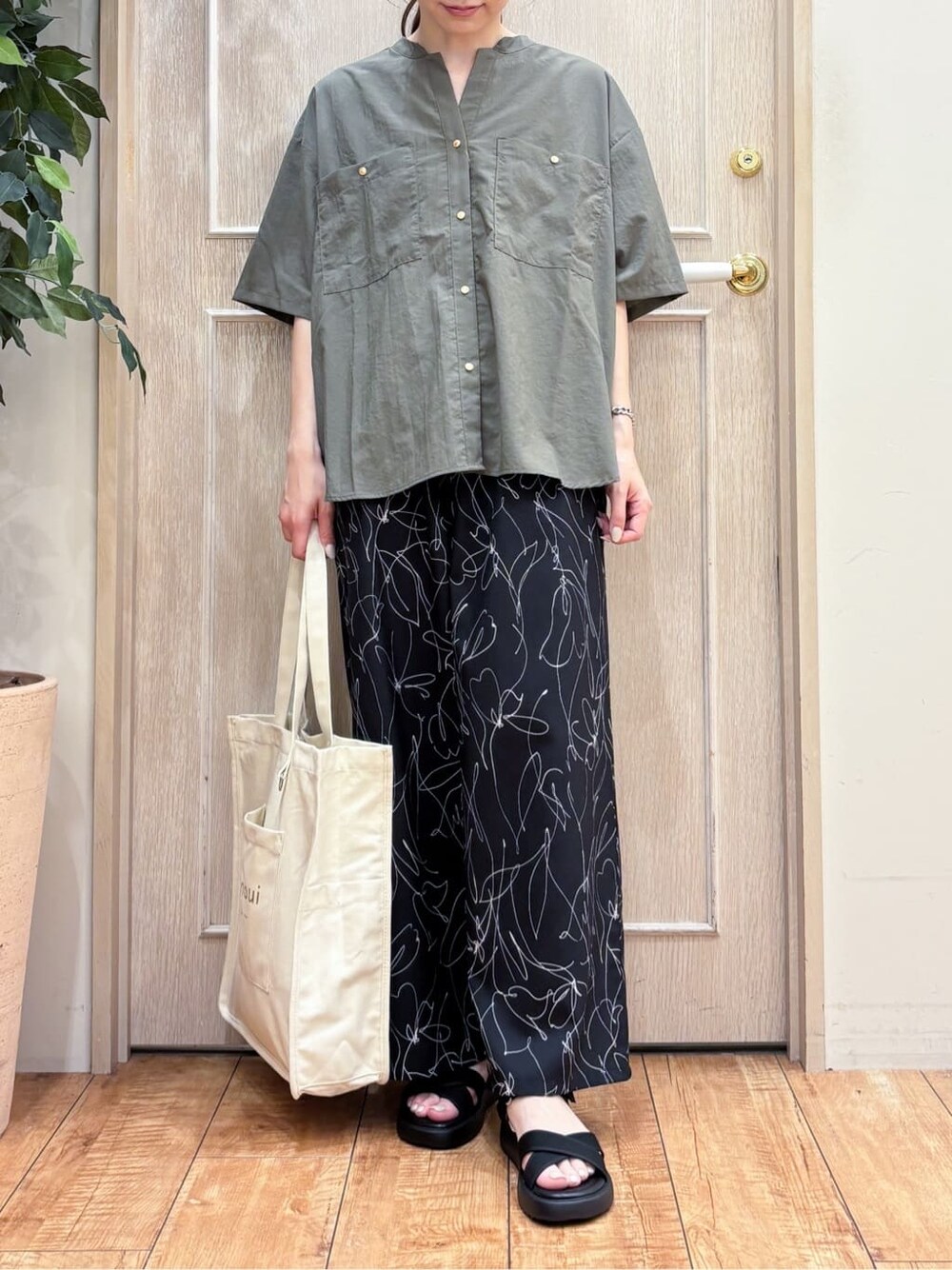 グリーン系のシャツ/ブラウス、ブラック系のその他パンツ、ブラック系のサンダルを着用したレディースの夏コーディネートの4枚目の写真
