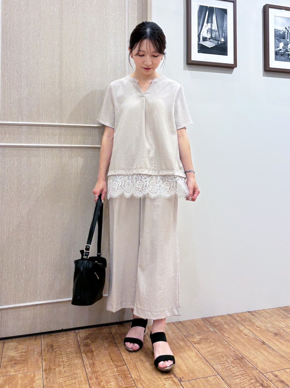 ブラック系のカーディガン/ボレロ、ベージュ系のシャツ/ブラウス、ベージュ系のその他パンツを着用したレディースの夏コーディネートの4枚目の写真