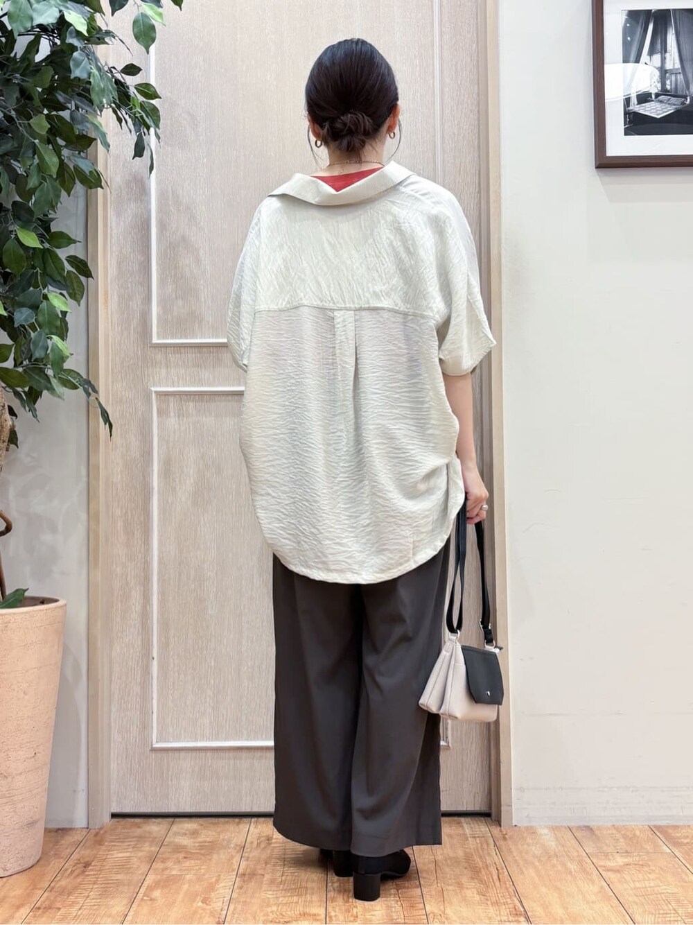 ベージュ系のシャツ/ブラウス、レッド系のTシャツ/カットソー、ブラウン系のその他パンツを着用したレディースの秋コーディネートの4枚目の写真