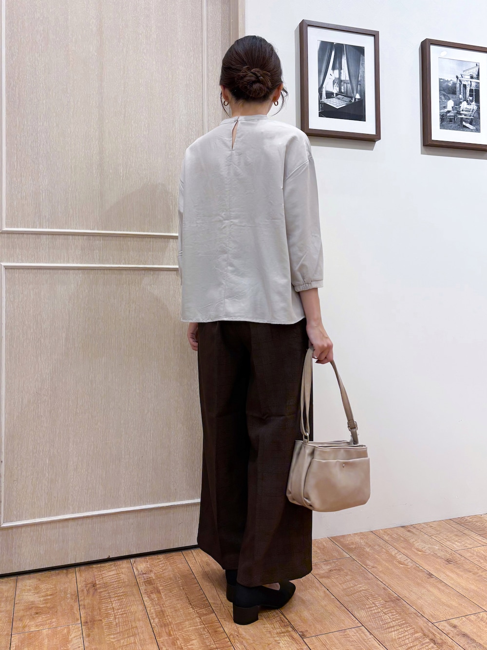 ベージュ系のシャツ/ブラウス、ブラウン系のその他パンツ、ブラック系のパンプスを着用したレディースの秋コーディネートの4枚目の写真