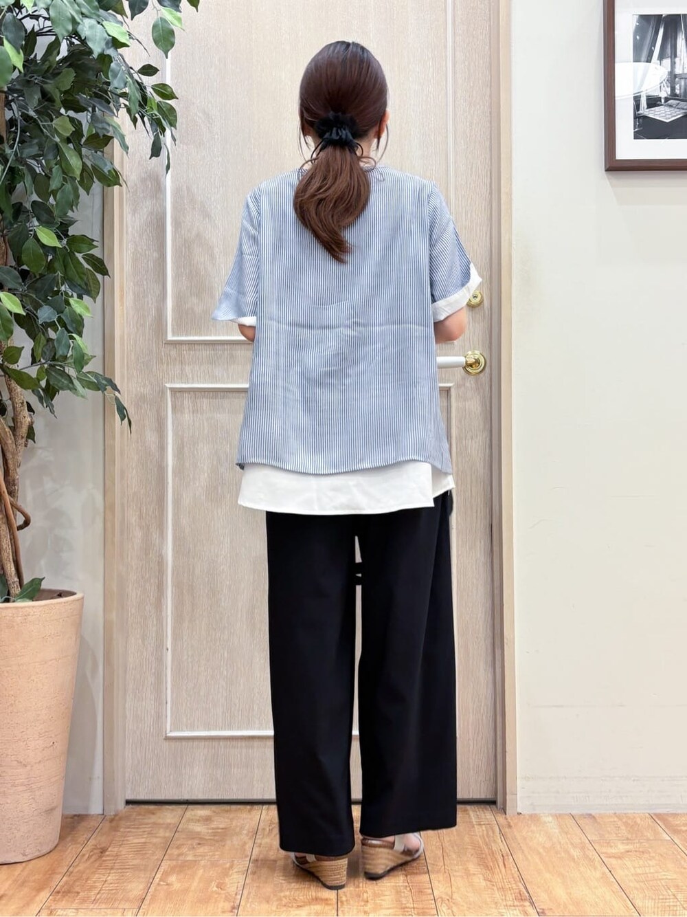 ブルー系のTシャツ/カットソー、ブラック系のその他パンツ、シルバー系のサンダルを着用したレディースの夏コーディネートの4枚目の写真