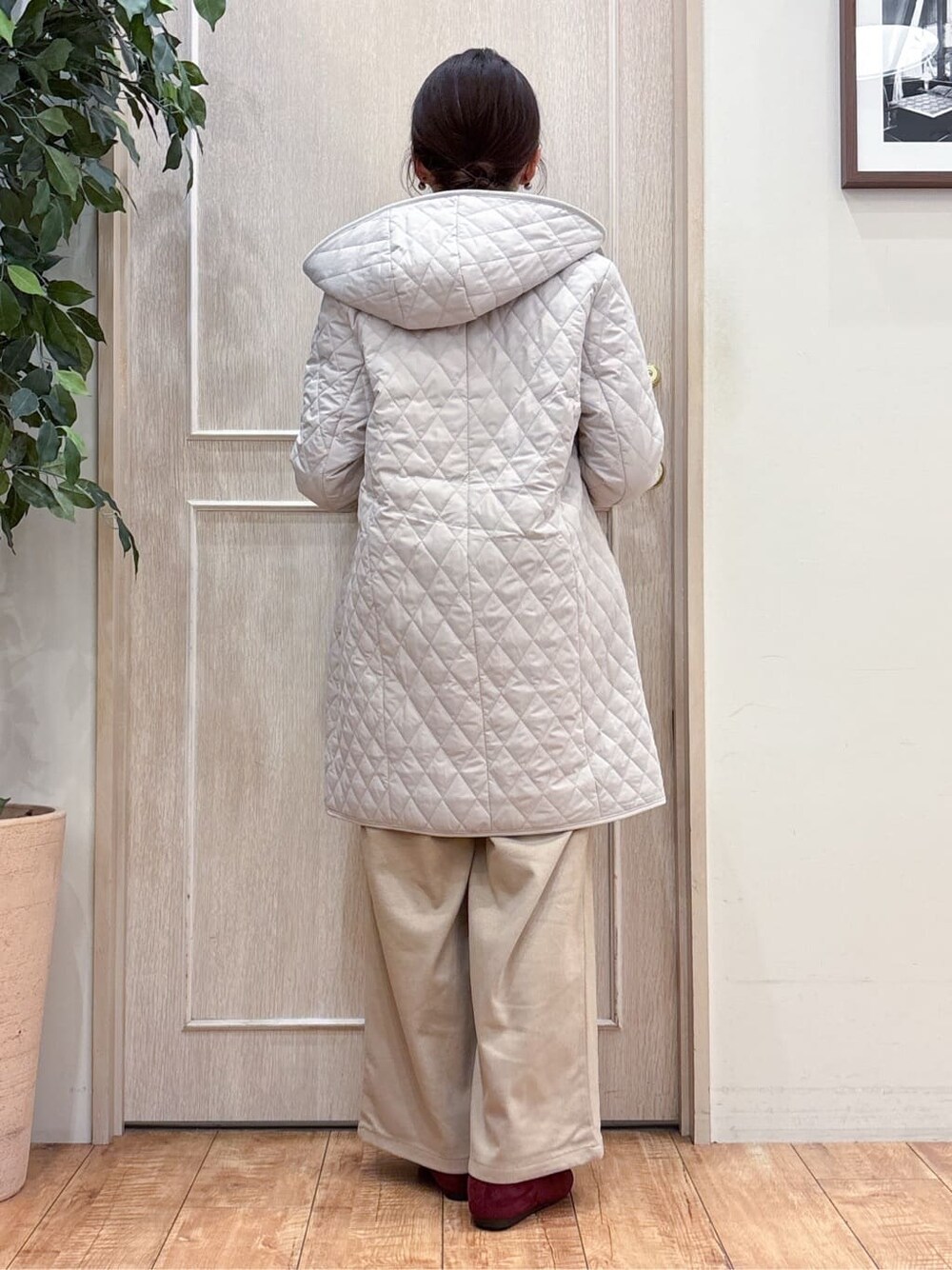 ベージュ系のその他アウター、ホワイト系のニット/セーター、ベージュ系のその他パンツを着用したレディースの冬コーディネートの4枚目の写真