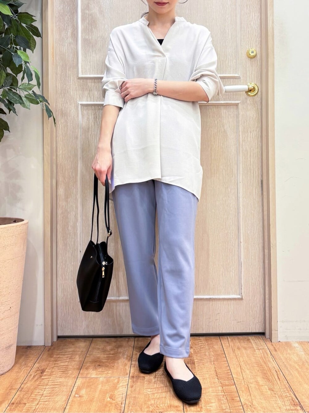 ベージュ系のチュニック、ブルー系のその他パンツ、ブラック系のパンプスを着用したレディースの春コーディネートの5枚目の写真