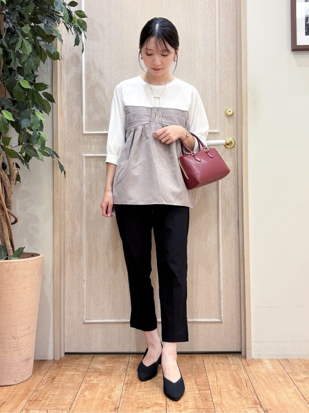 ベージュ系のTシャツ/カットソー、ブラック系のその他パンツ、ブラック系のパンプスを着用したレディースの秋コーディネートの2枚目の写真