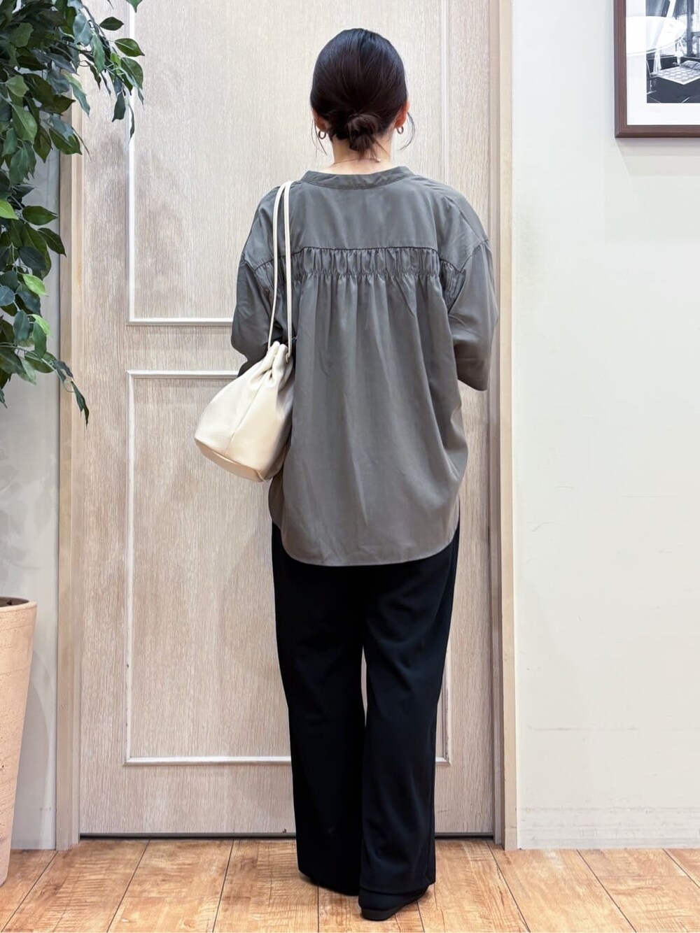 グリーン系のシャツ/ブラウス、ブラック系のその他パンツ、ブラック系のパンプスを着用したレディースの秋コーディネートの3枚目の写真