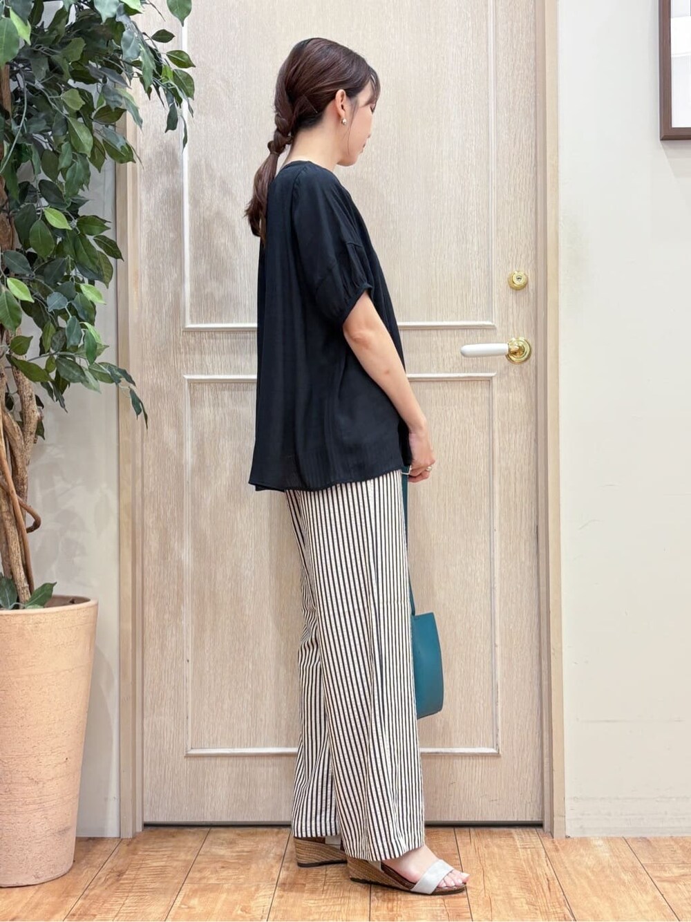 ブラック系のその他トップス、ブルー系のその他パンツ、シルバー系のサンダルを着用したレディースの夏コーディネートの2枚目の写真