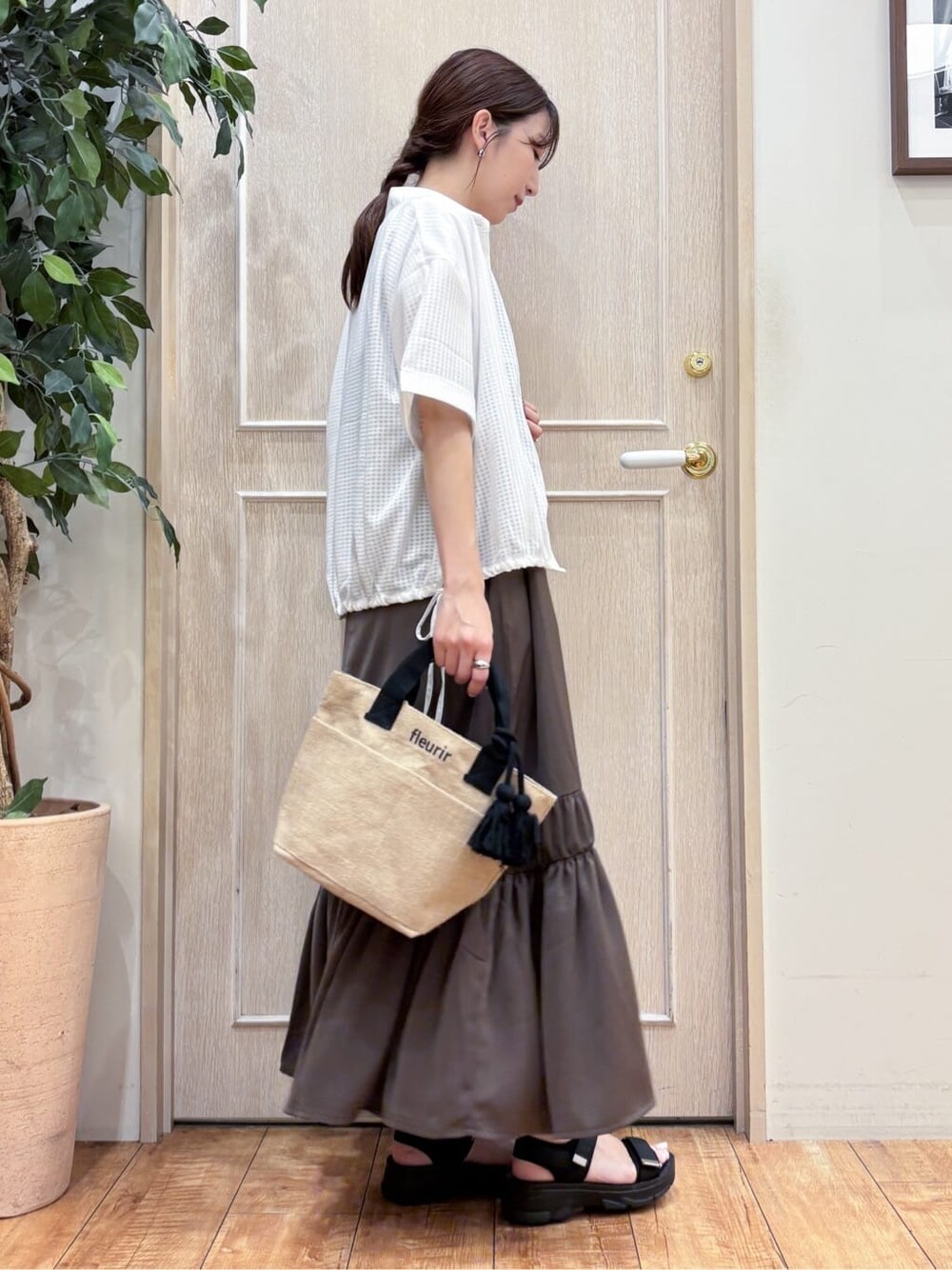 ホワイト系のシャツ/ブラウス、ブラウン系のワンピース、ホワイト系のTシャツ/カットソーを着用したレディースの夏コーディネートの3枚目の写真