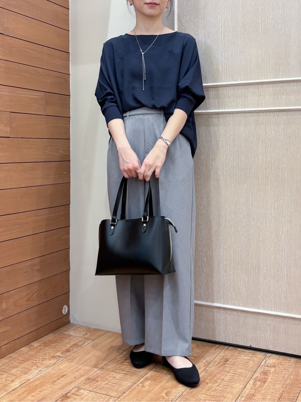 ブルー系のシャツ/ブラウス、グレー系のその他パンツ、ブラック系のパンプスを着用したレディースの春コーディネートの5枚目の写真