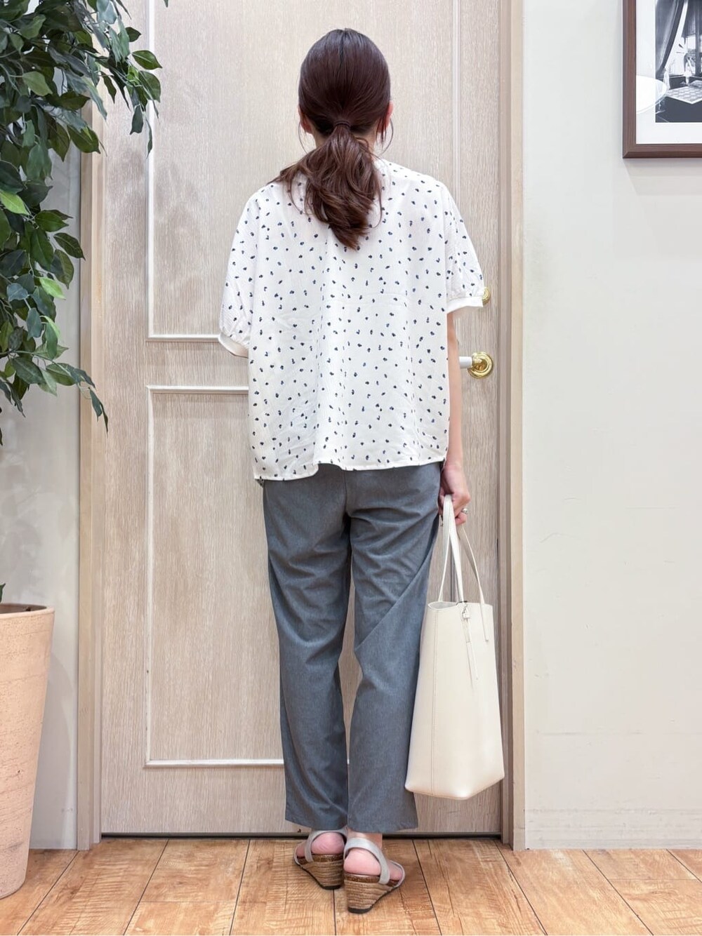 ホワイト系のシャツ/ブラウス、グレー系のその他パンツ、シルバー系のサンダルを着用したレディースの夏コーディネートの3枚目の写真