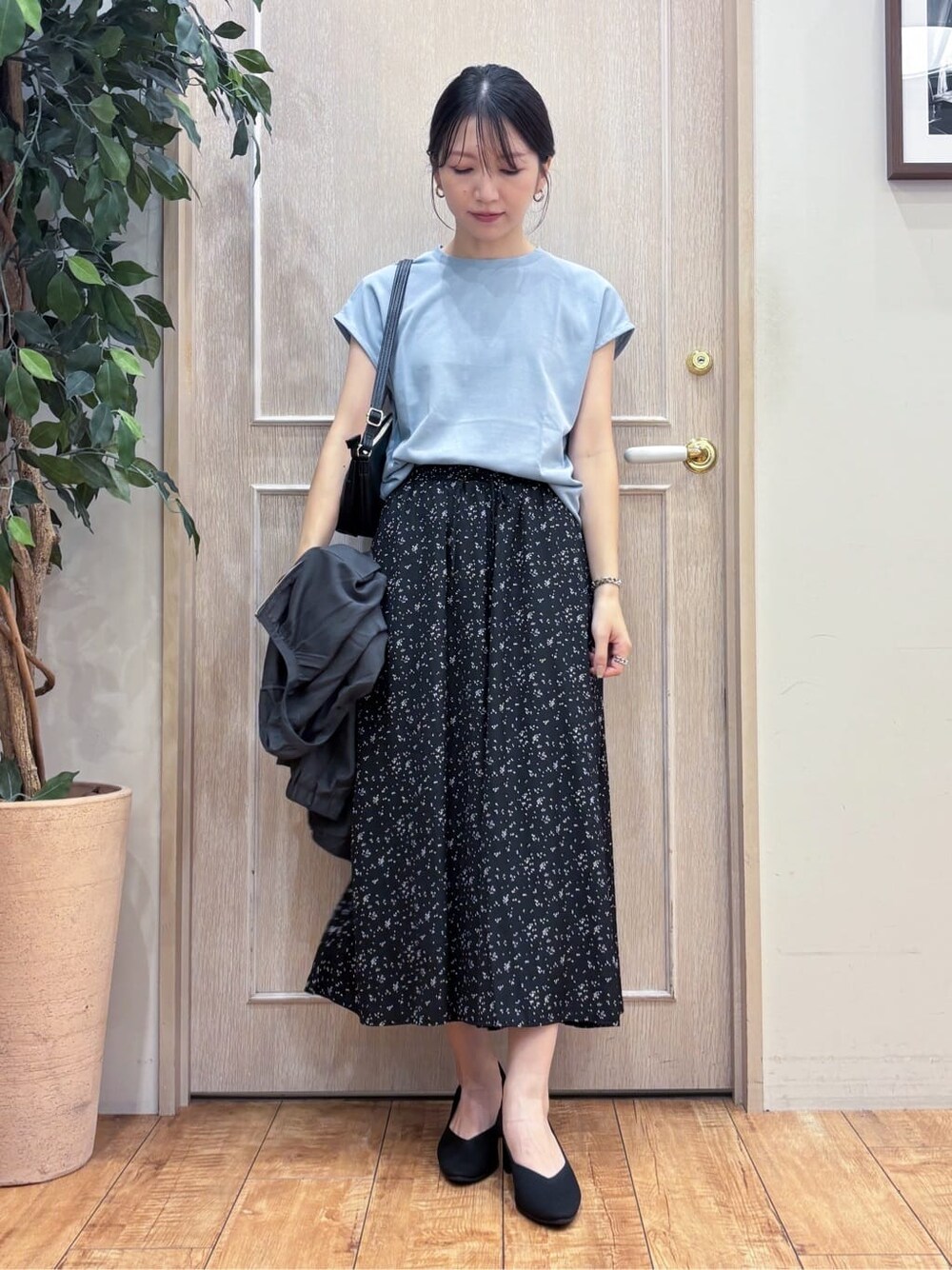 グレー系のブルゾン、ブルー系のTシャツ/カットソー、ブラック系のその他パンツを着用したレディースの秋コーディネートの5枚目の写真