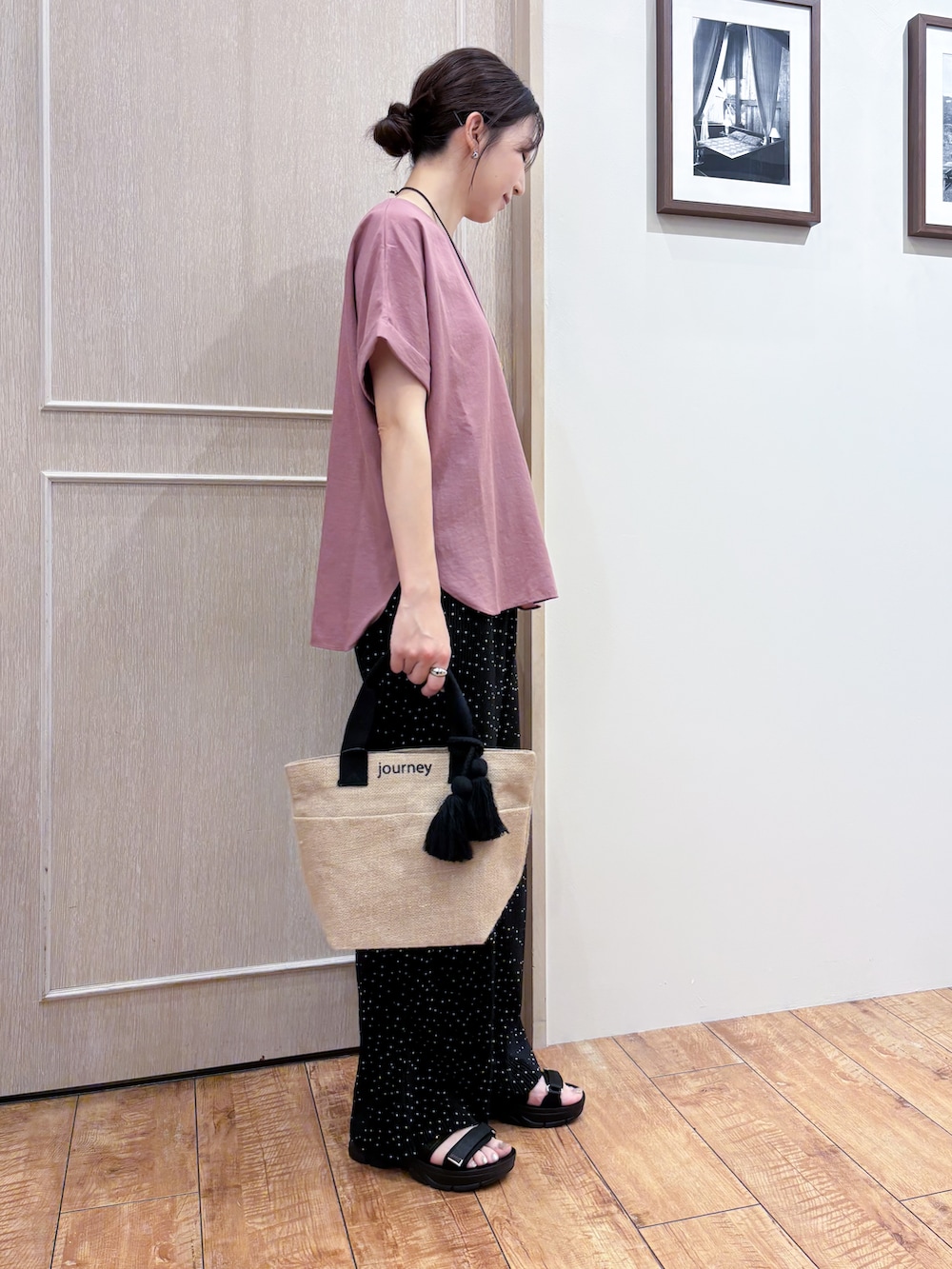 ピンク系のシャツ/ブラウス、ブラック系のその他パンツ、ブラック系のサンダルを着用したレディースの夏コーディネートの3枚目の写真
