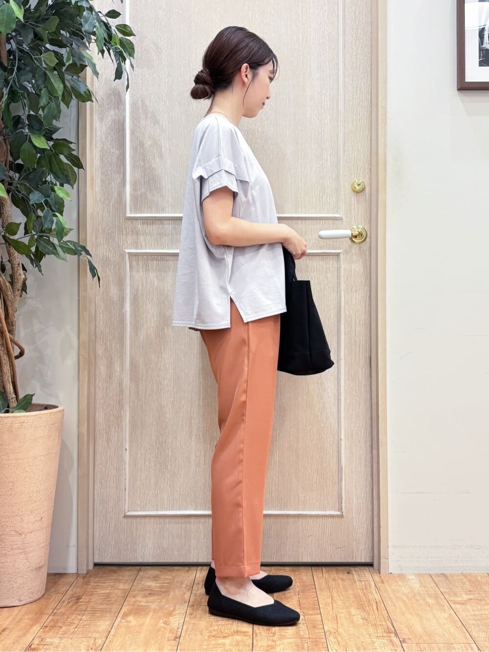 グレー系のTシャツ/カットソー、オレンジ系のその他パンツ、シルバー系のその他シューズを着用したレディースの夏コーディネートの3枚目の写真