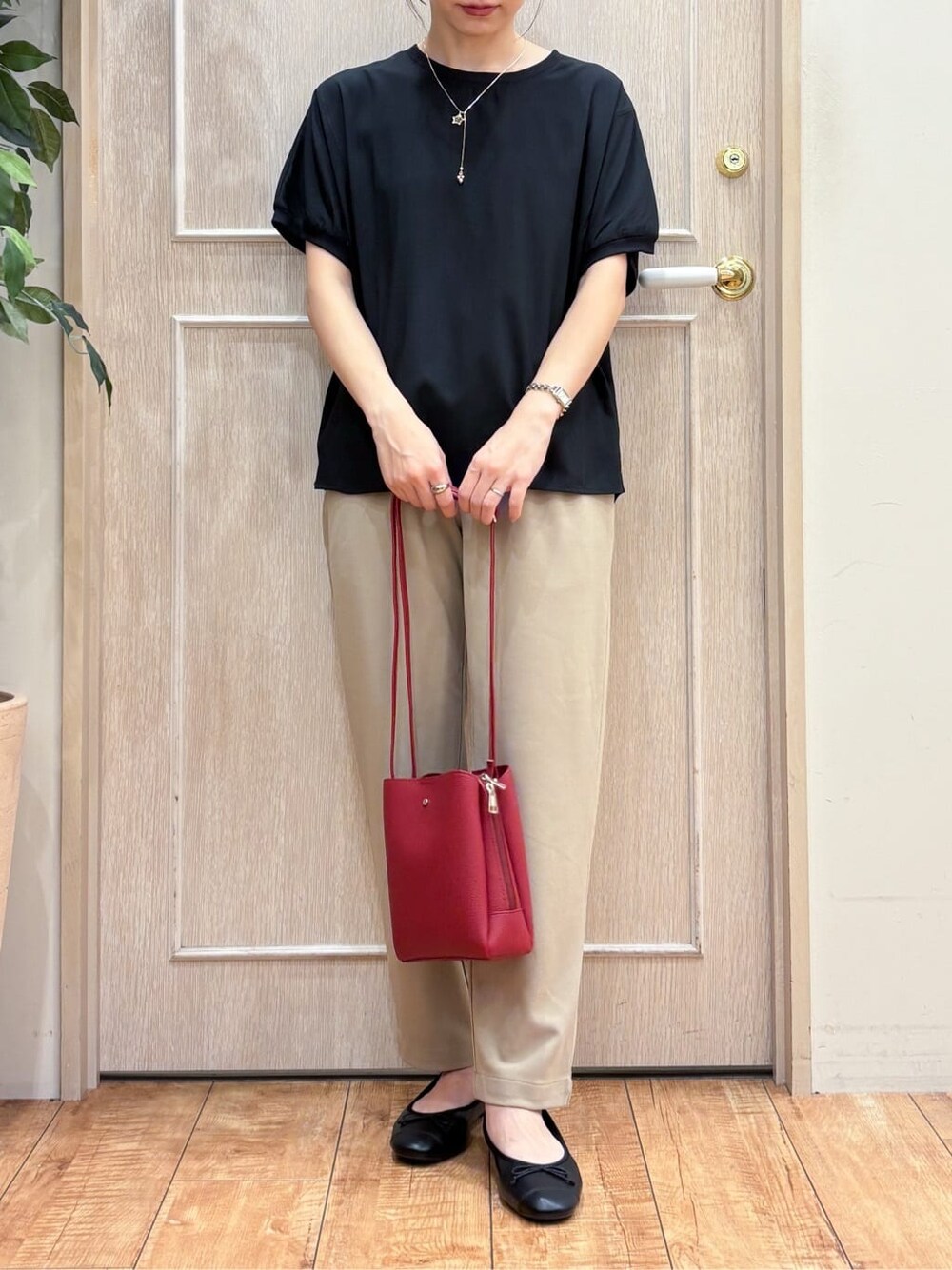ブラック系のシャツ/ブラウス、ベージュ系のその他パンツ、ブラック系のその他シューズを着用したレディースの秋コーディネートの4枚目の写真