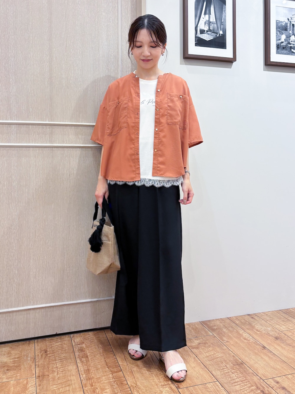 オレンジ系のシャツ/ブラウス、ホワイト系のTシャツ/カットソー、ブラック系のその他パンツを着用したレディースの夏コーディネートの2枚目の写真