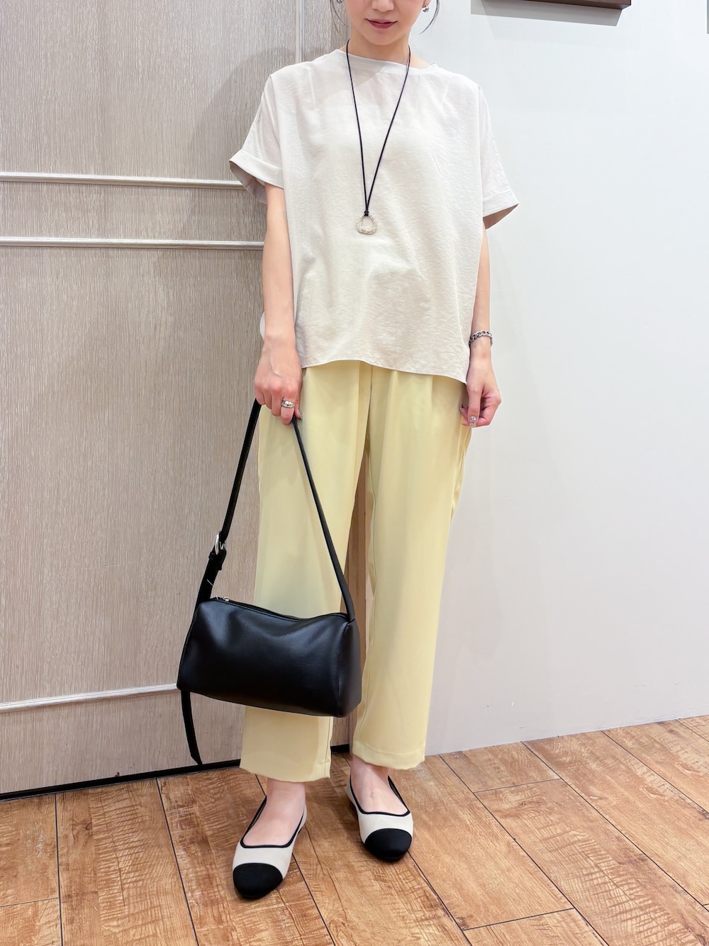ベージュ系のシャツ/ブラウス、イエロー系のその他パンツ、ベージュ系のパンプスを着用したレディースの夏コーディネートの5枚目の写真