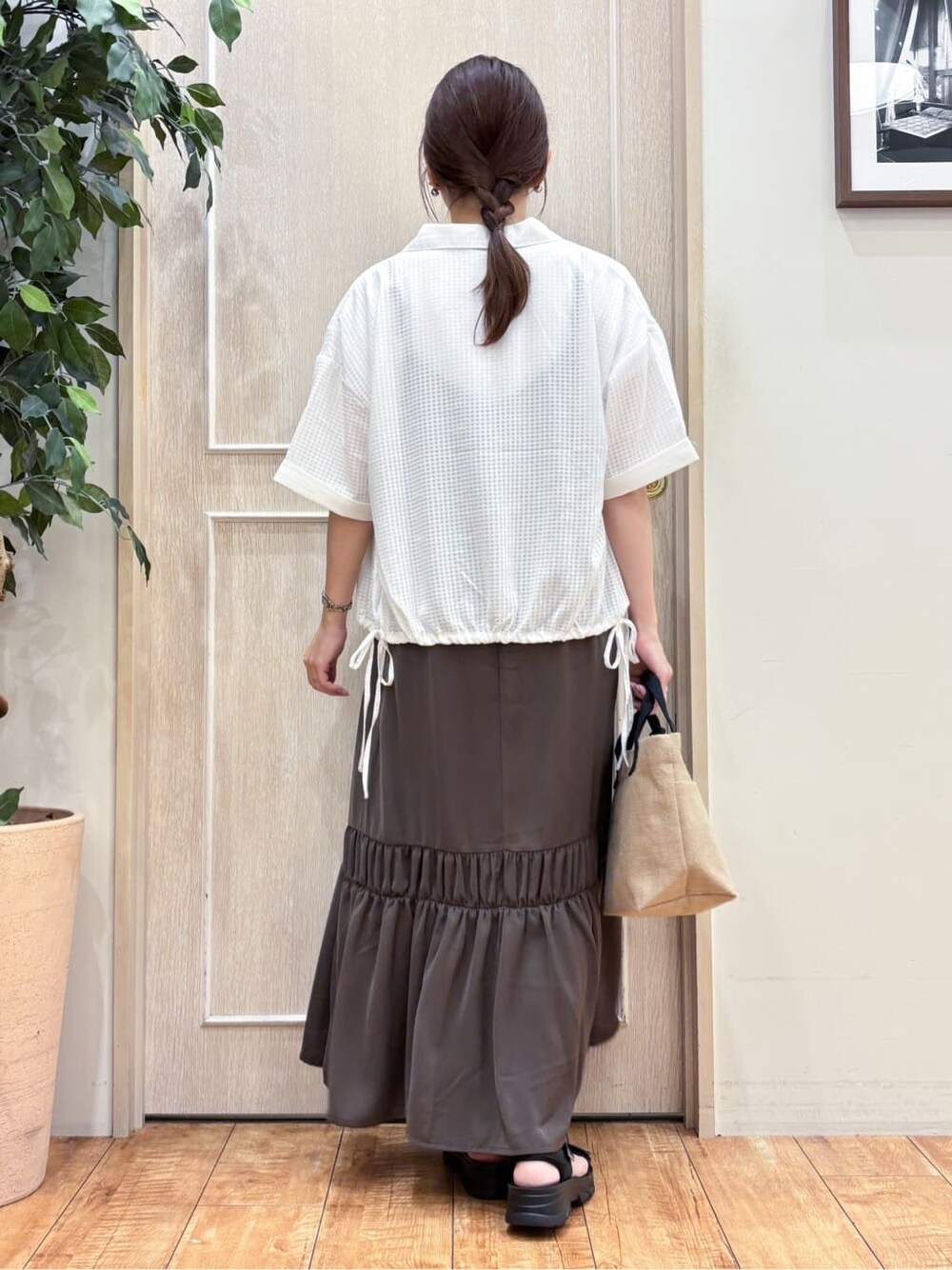 ホワイト系のシャツ/ブラウス、ブラウン系のワンピース、ホワイト系のTシャツ/カットソーを着用したレディースの夏コーディネートの4枚目の写真