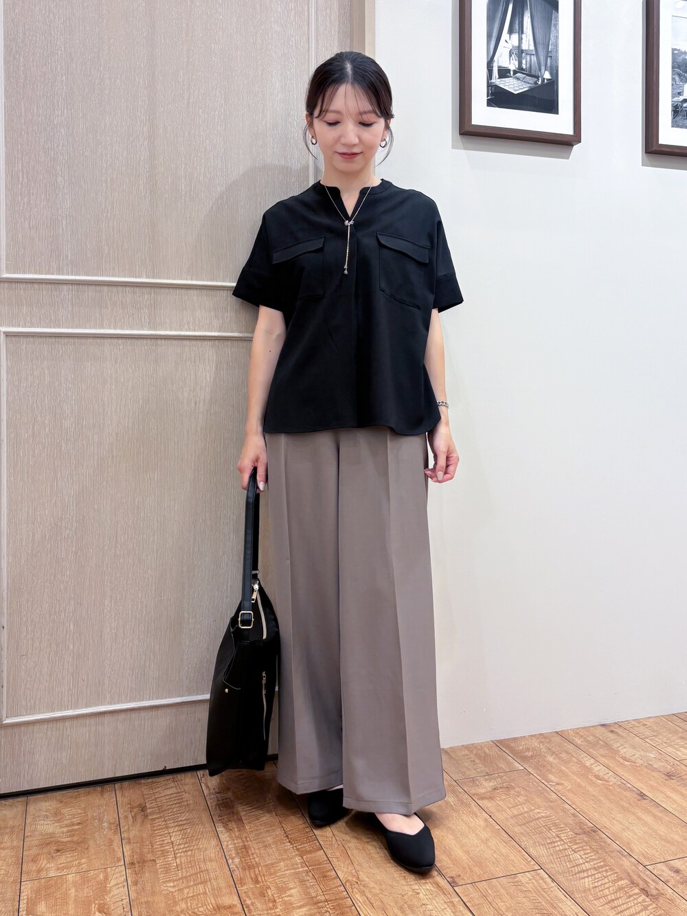 ブラック系のシャツ/ブラウス、ブラウン系のその他パンツ、ブラック系のパンプスを着用したレディースの夏コーディネートの2枚目の写真