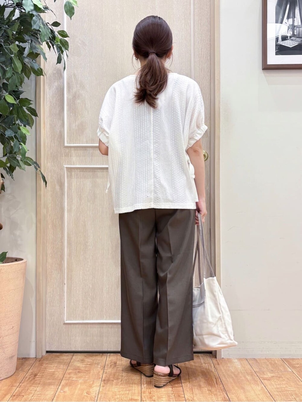 ホワイト系のシャツ/ブラウス、ブラウン系のその他パンツ、ブラック系のサンダルを着用したレディースの夏コーディネートの4枚目の写真