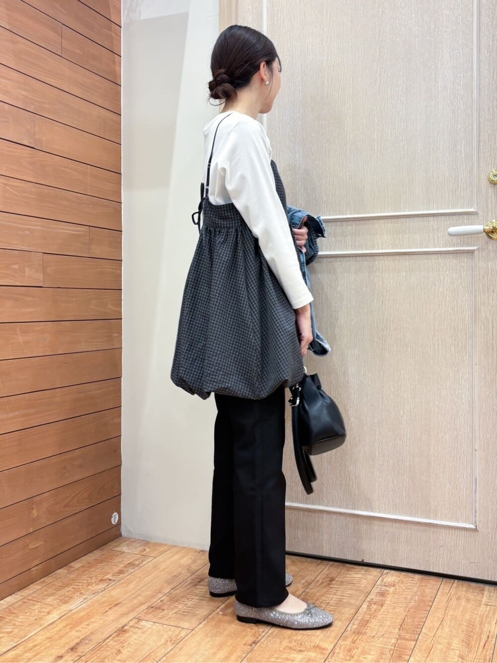 ブルー系のデニムジャケット、グレー系のチュニック、ホワイト系のTシャツ/カットソーを着用したレディースの春コーディネートの5枚目の写真