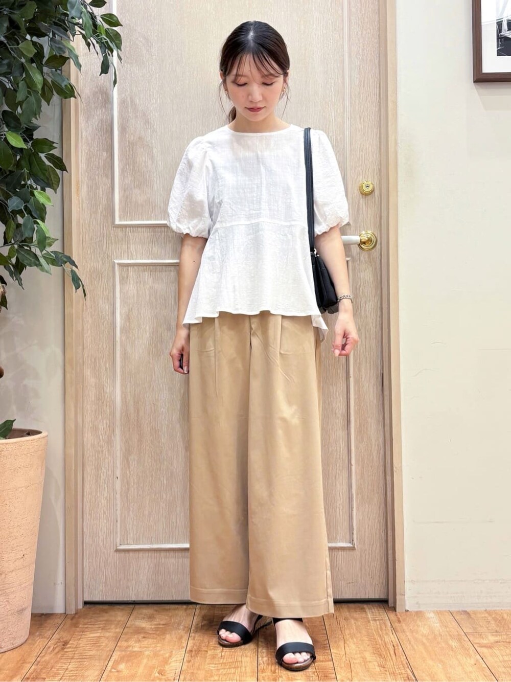 ホワイト系のシャツ/ブラウス、ベージュ系のその他パンツ、ブラック系のサンダルを着用したレディースの夏コーディネートの2枚目の写真