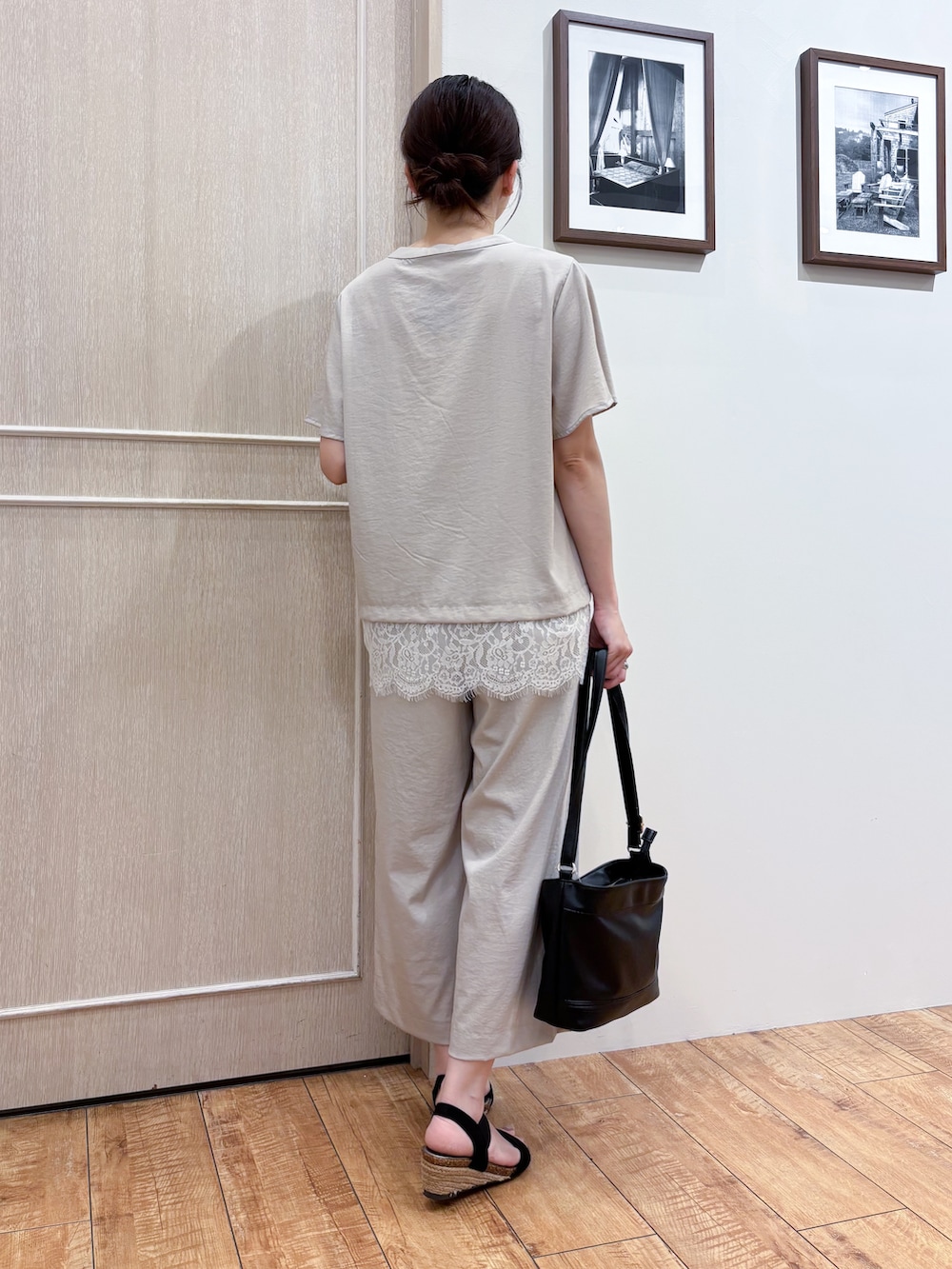 ブラック系のカーディガン/ボレロ、ベージュ系のシャツ/ブラウス、ベージュ系のその他パンツを着用したレディースの夏コーディネートの6枚目の写真