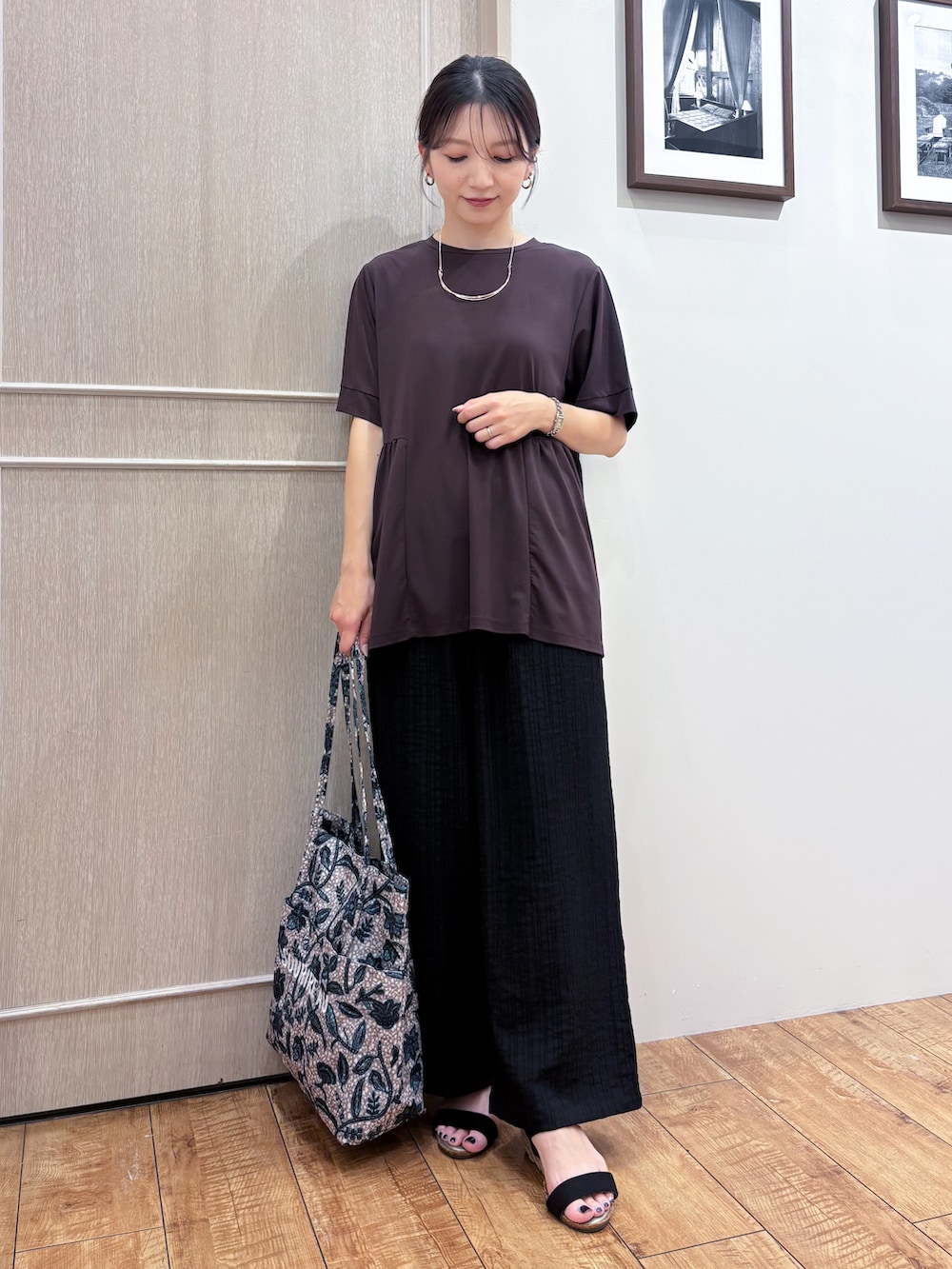 ブラウン系のTシャツ/カットソー、ブラック系のその他パンツ、ブラック系のサンダルを着用したレディースの夏コーディネートの2枚目の写真
