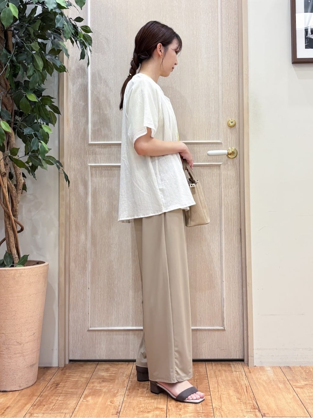 ホワイト系のシャツ/ブラウス、イエロー系のTシャツ/カットソー、ベージュ系のその他パンツを着用したレディースの夏コーディネートの2枚目の写真
