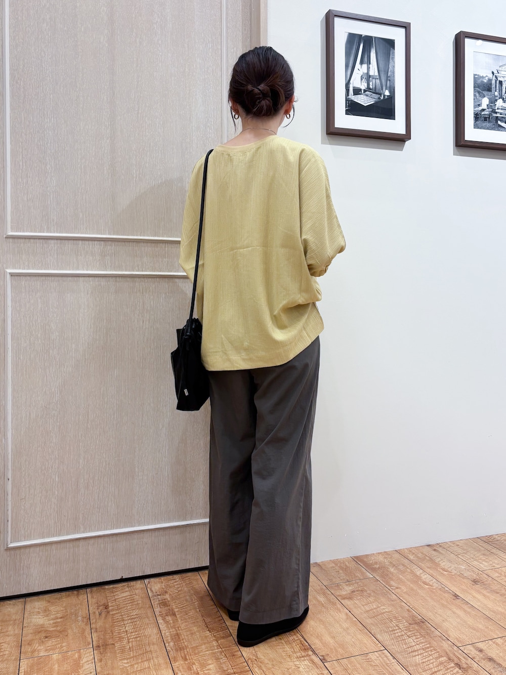 イエロー系のシャツ/ブラウス、ブラウン系のその他パンツ、ブラック系のパンプスを着用したレディースの夏コーディネートの4枚目の写真