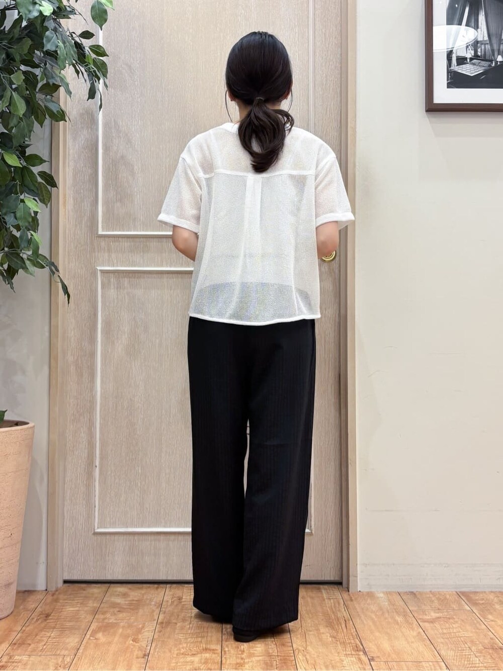 ホワイト系のTシャツ/カットソー、ブラック系のその他パンツ、ブラック系のパンプスを着用したレディースの秋コーディネートの3枚目の写真